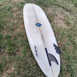 6 Ft Surfboard In Excellent Shape 