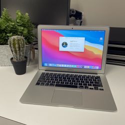 Apple 13” 2015 MacBook Air 1.6ghz Core i5 4GB RAM 128gb Flash macOS Big Sur 1.5gb Intel Iris Graphics 