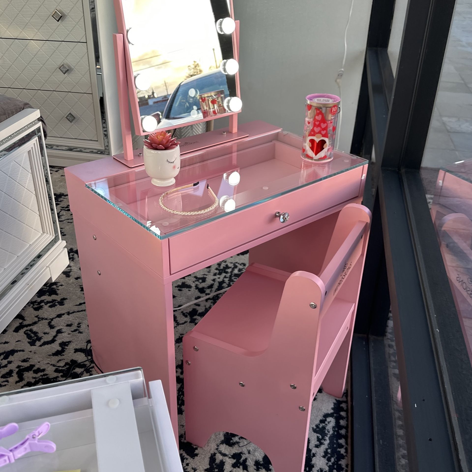 Beautiful Vanity And Mirror For Little Girls