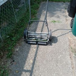 New Modern Self Push grass cutter in perfect condition