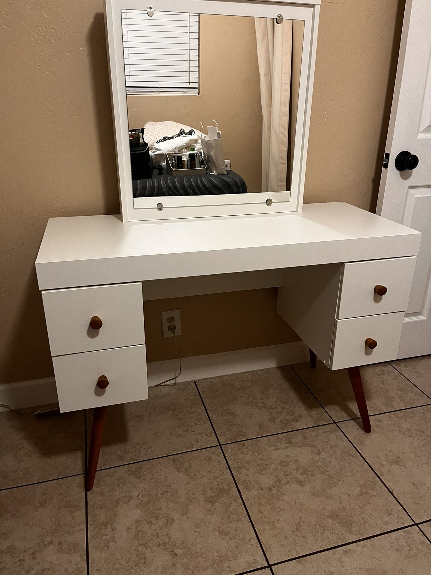 White Vanity With Mirror