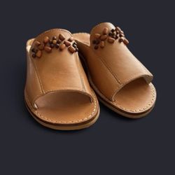 Tan leather sandals with wooden beads and a boho vibe. Size 6M
