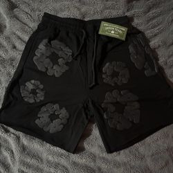 DENIM TEAR SHORTS (SZ M)