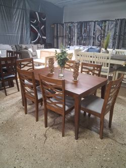 7 pc dining set with 6 chairs with fabric (New)