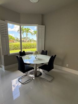 White round dinning room table w/chairs