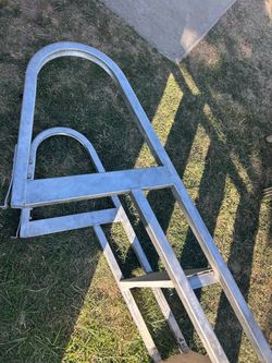 Pool ladder
