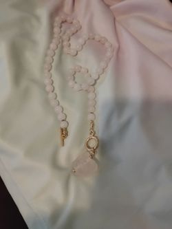 Rose quartz necklace. New $8