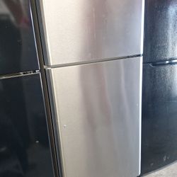 FRIGIDAIRE.,APARTMENT REFRIGERATOR (DELIVERED)
