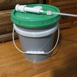 5 Gallon Laundry Detergent with Dispenser Pump