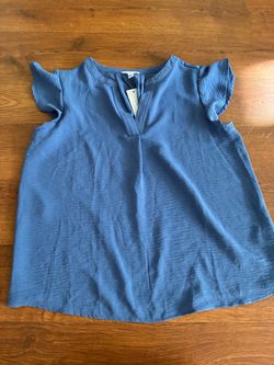 New Calvin Klein blouse features a split V-neckline and feminine flutter/ruffle cap sleeves size XL