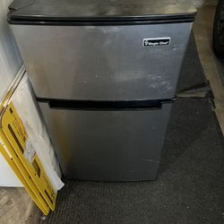 Mini Fridge With Freezer 