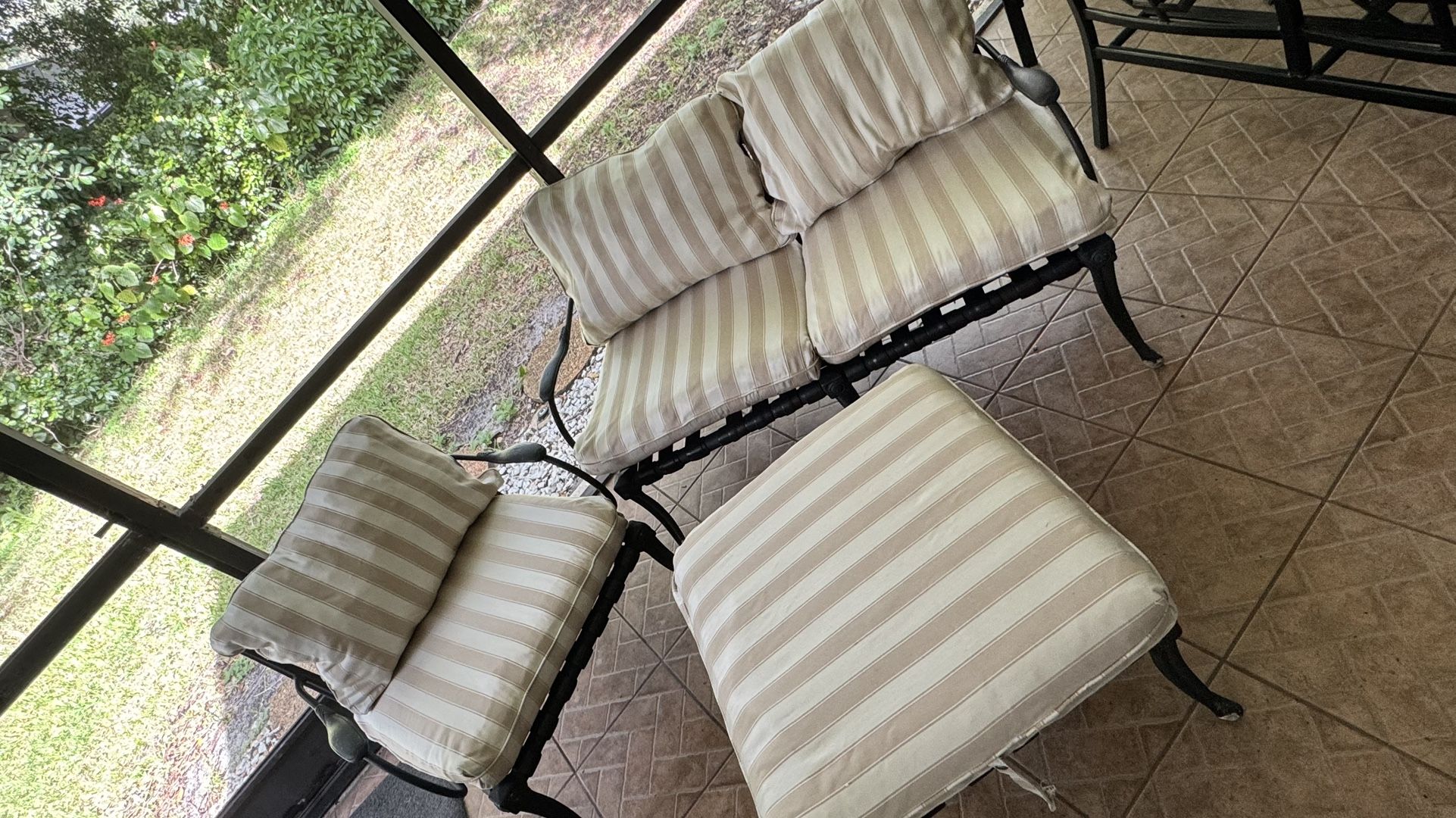 Iron Patio Set with Cushions - Stylish and Durable Outdoor Furniture