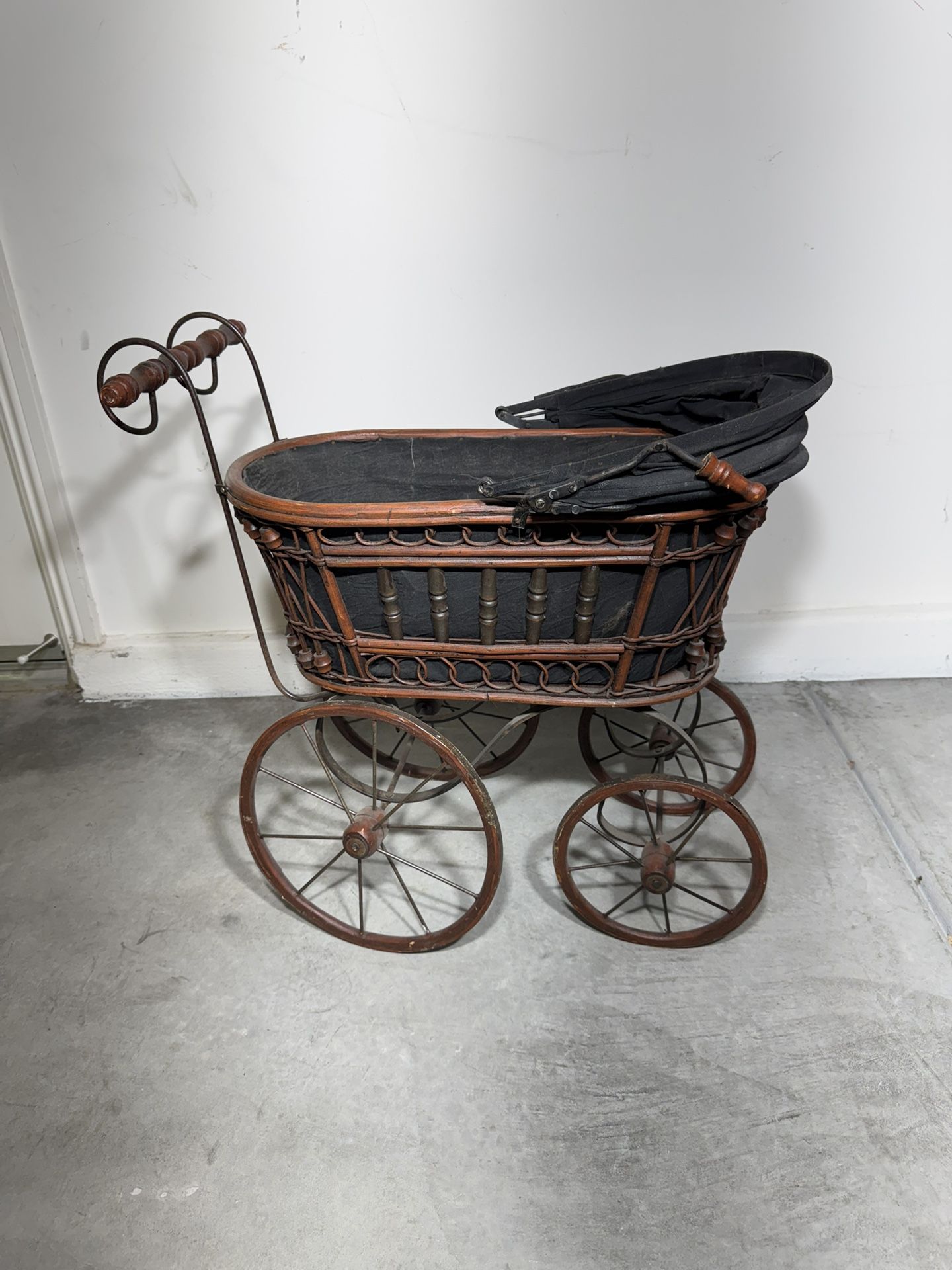 Vintage Wicker Baby Carriage / Antique Pram – Great for Décor or Display