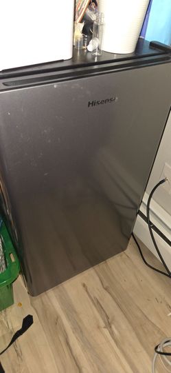 HISENSE FRIDGE LIKE NEW. 4 cu ft