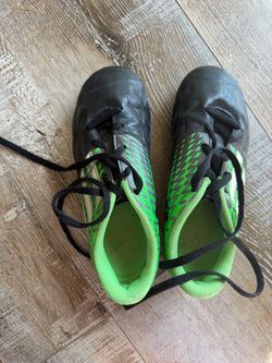 Youth soccer cleats