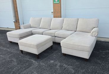 Bassett Furniture Large Sectional with Ottoman – Priced to Sell!