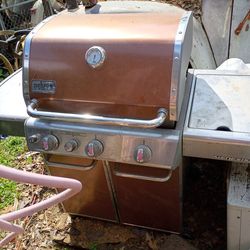 Like new  Weber Genesis E-330 3-Burner gas grill