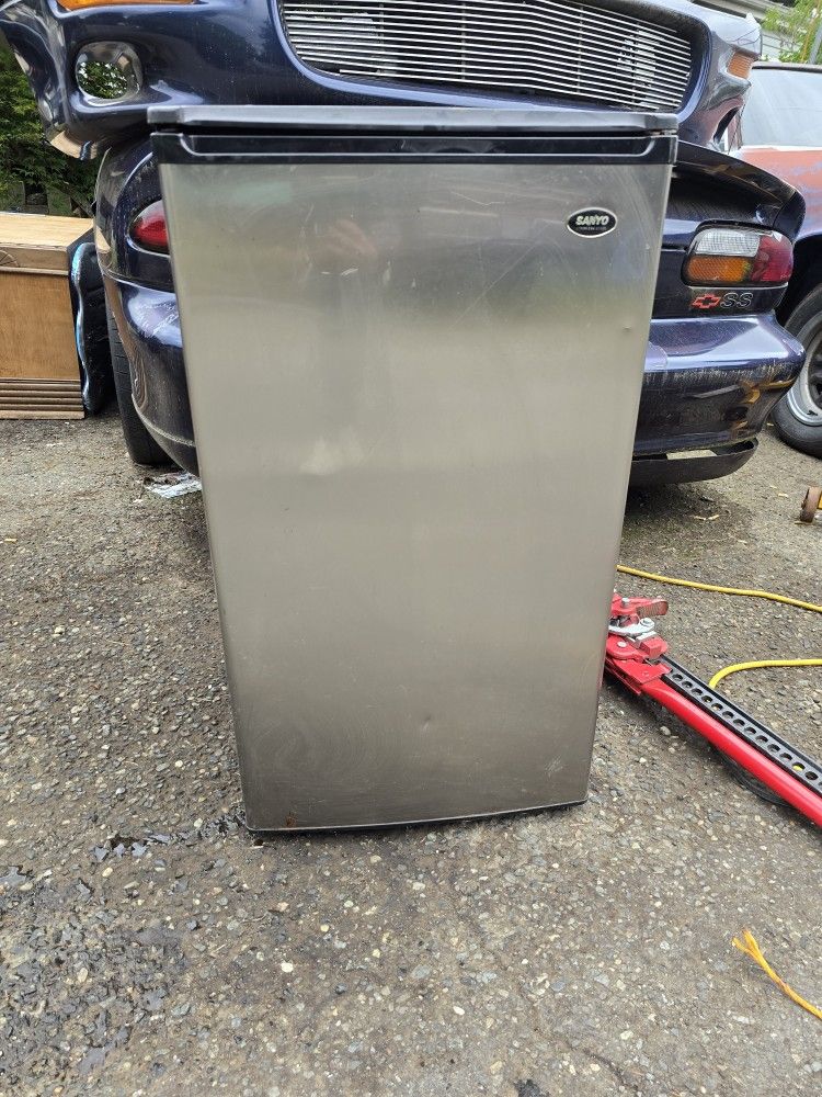 Sanyo Mini Fridge