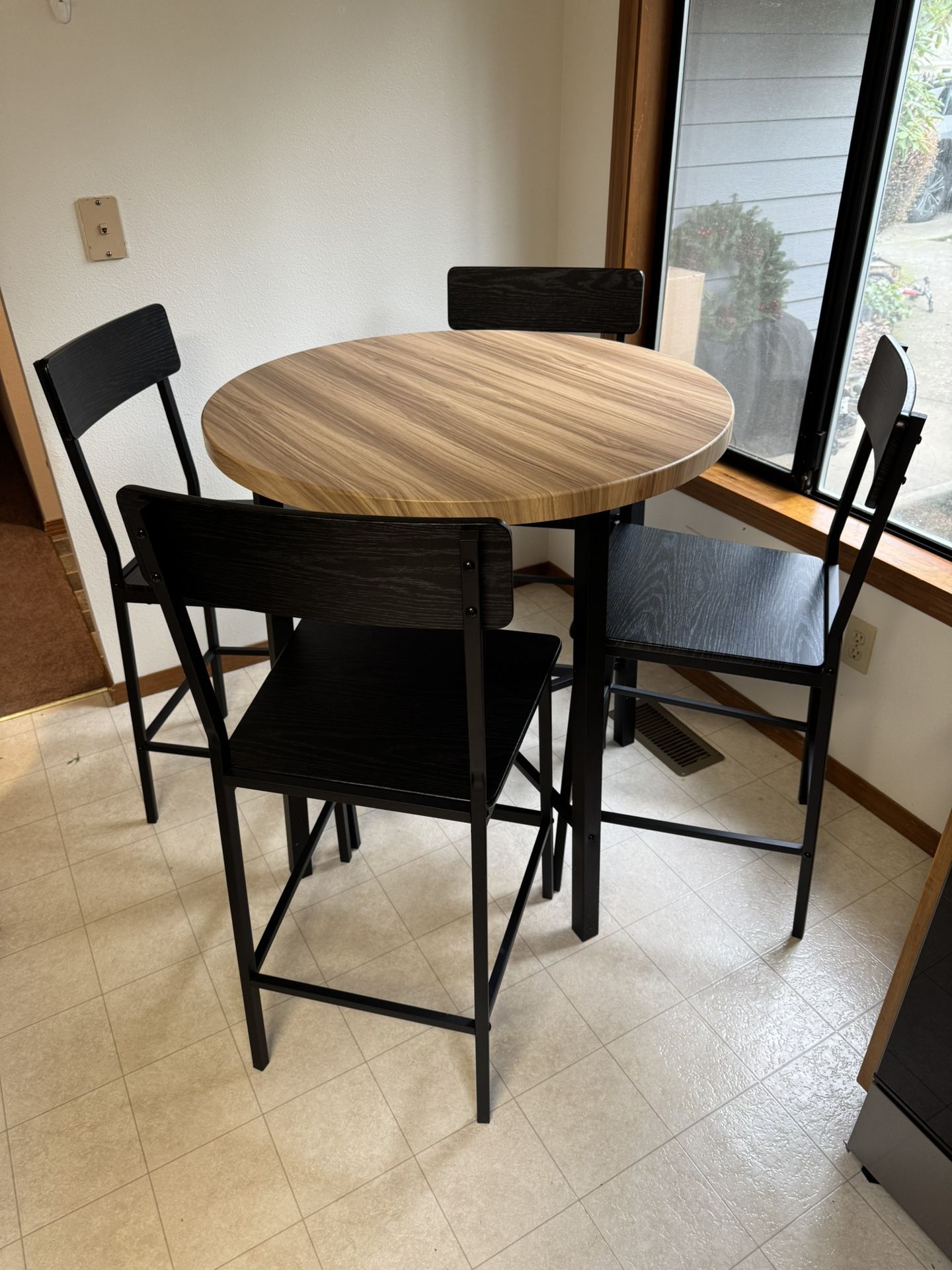 Round Table & Chairs Set