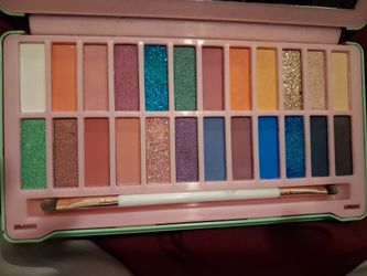 Paris Hilton Beauty Queen eyeshadow 24 piece