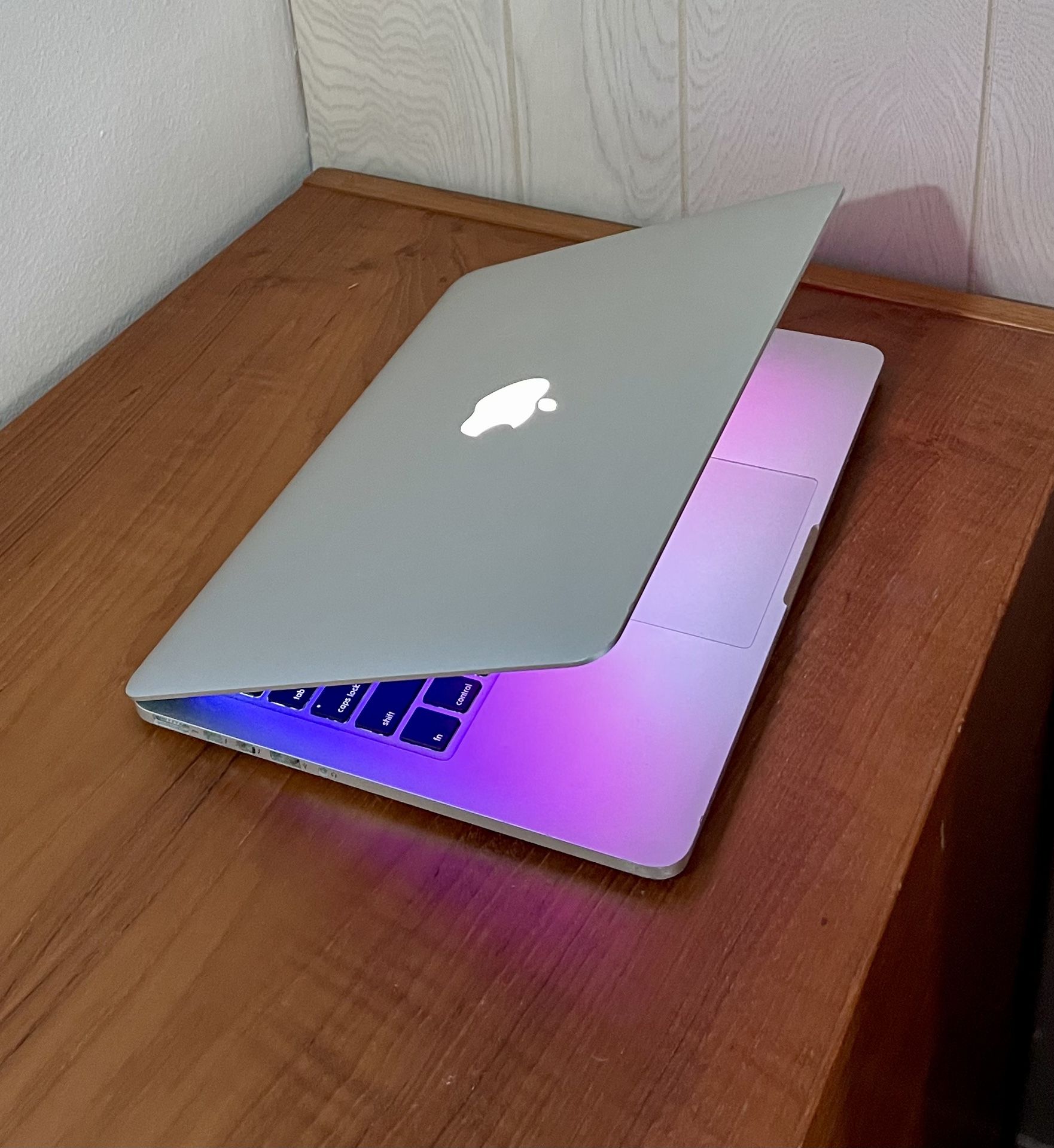 Apple MacBook Pro 13” Retina I7/16GB/256GB SSD $295