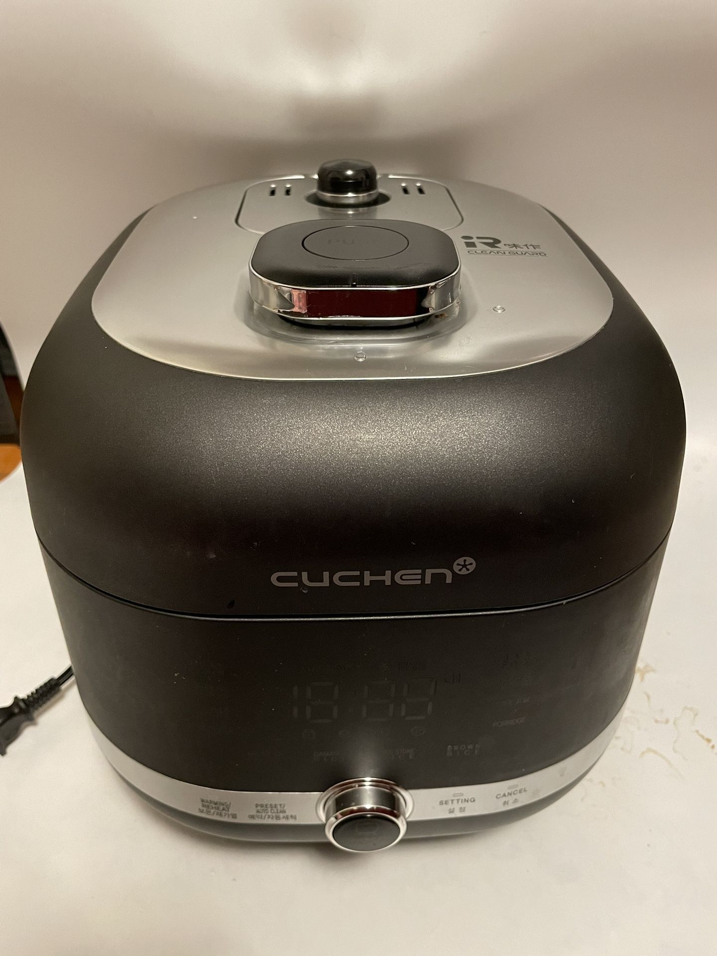CUCHEN CJR-PM0610RHW Auto Steam Clean 6 Cup IR Pressure Rice Cooker (220V/60Hz)