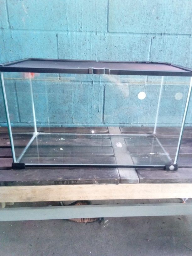 15 Gallon RepTile Or Small Animal Aquarium With Retractable Lid To