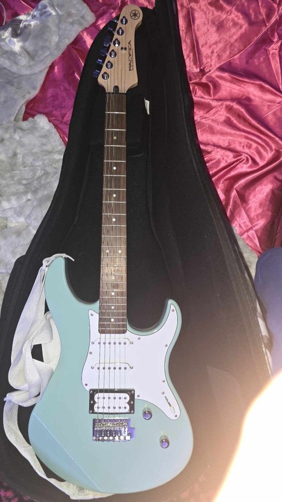 PAC112V Pacifica Electric Guitar