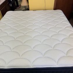Like New DreamCloud Premier Hybrid Mattress 