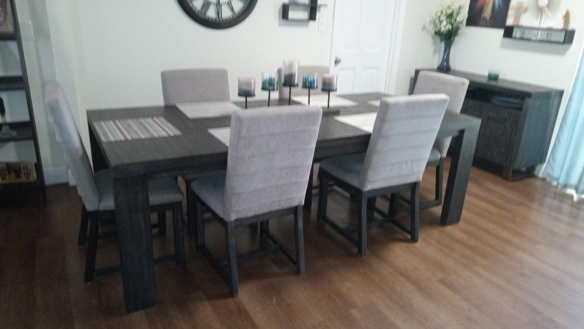 Ashley Luxury Dining Room Set, Almost New.