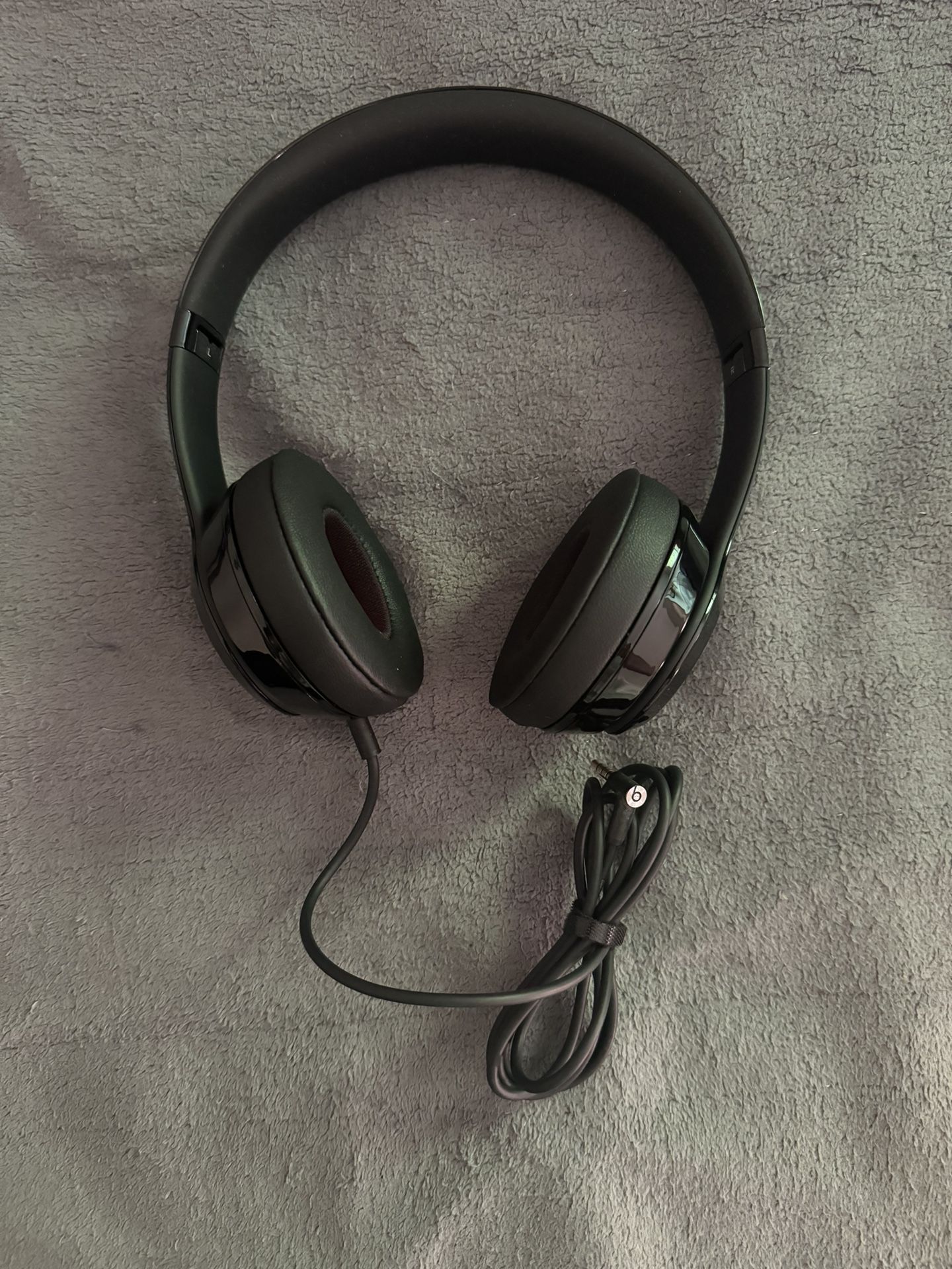 Black Beats solo 3 wired headphones - ONLY WIRED and No Box