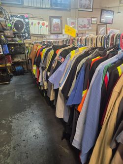 Work shirts /Tops de trabajo de segunda mano