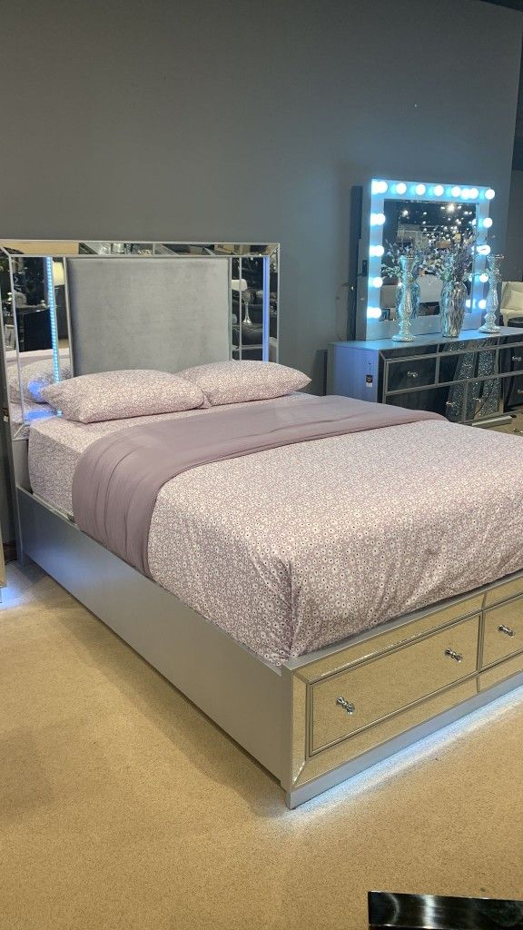 Belladonna Silver Bedroom Set
Furniture of America 5 Piece $10 Down Payment And Financing Available