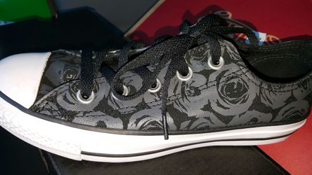 Womens size 6 converse