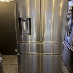 Samsung beautiful stainless steel refrigerator French door everything works perfectly first come first served 