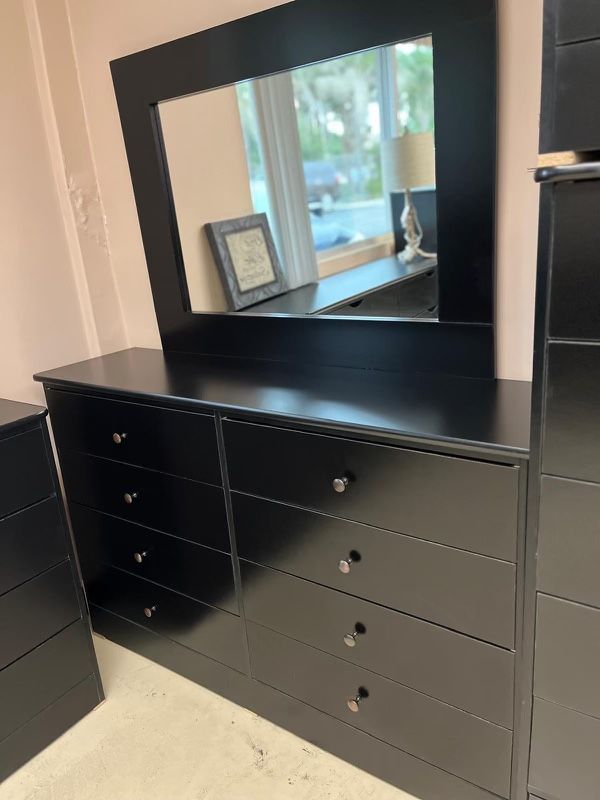 Eight Drawers Dresser With Mirror