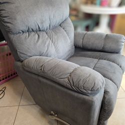 LAZBOY Gently Used-Recliner

Reclina-Rocker