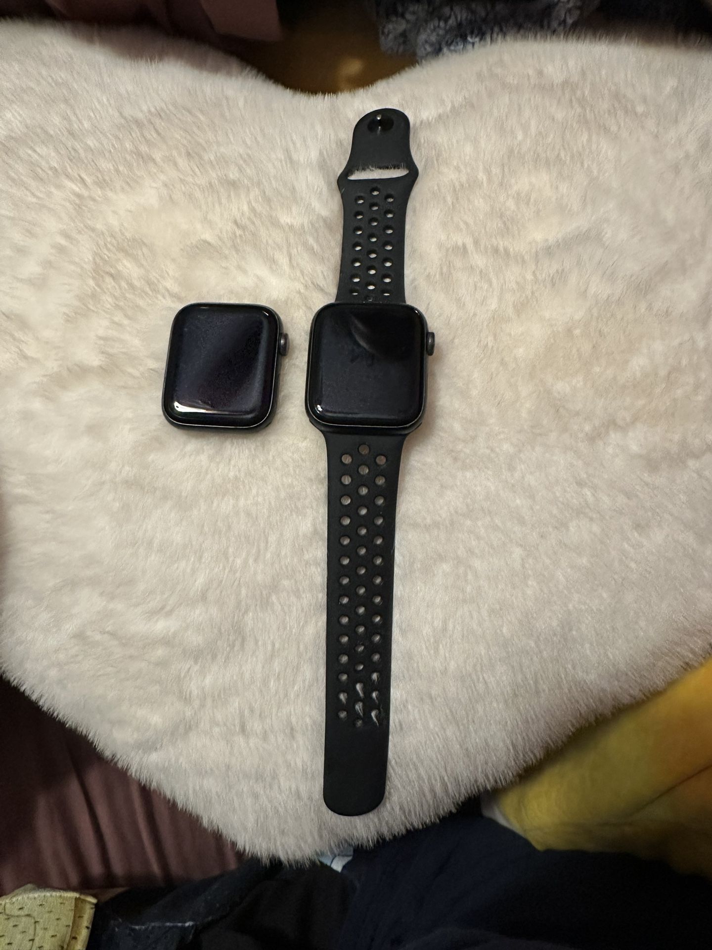 2 Apple Watch SEs