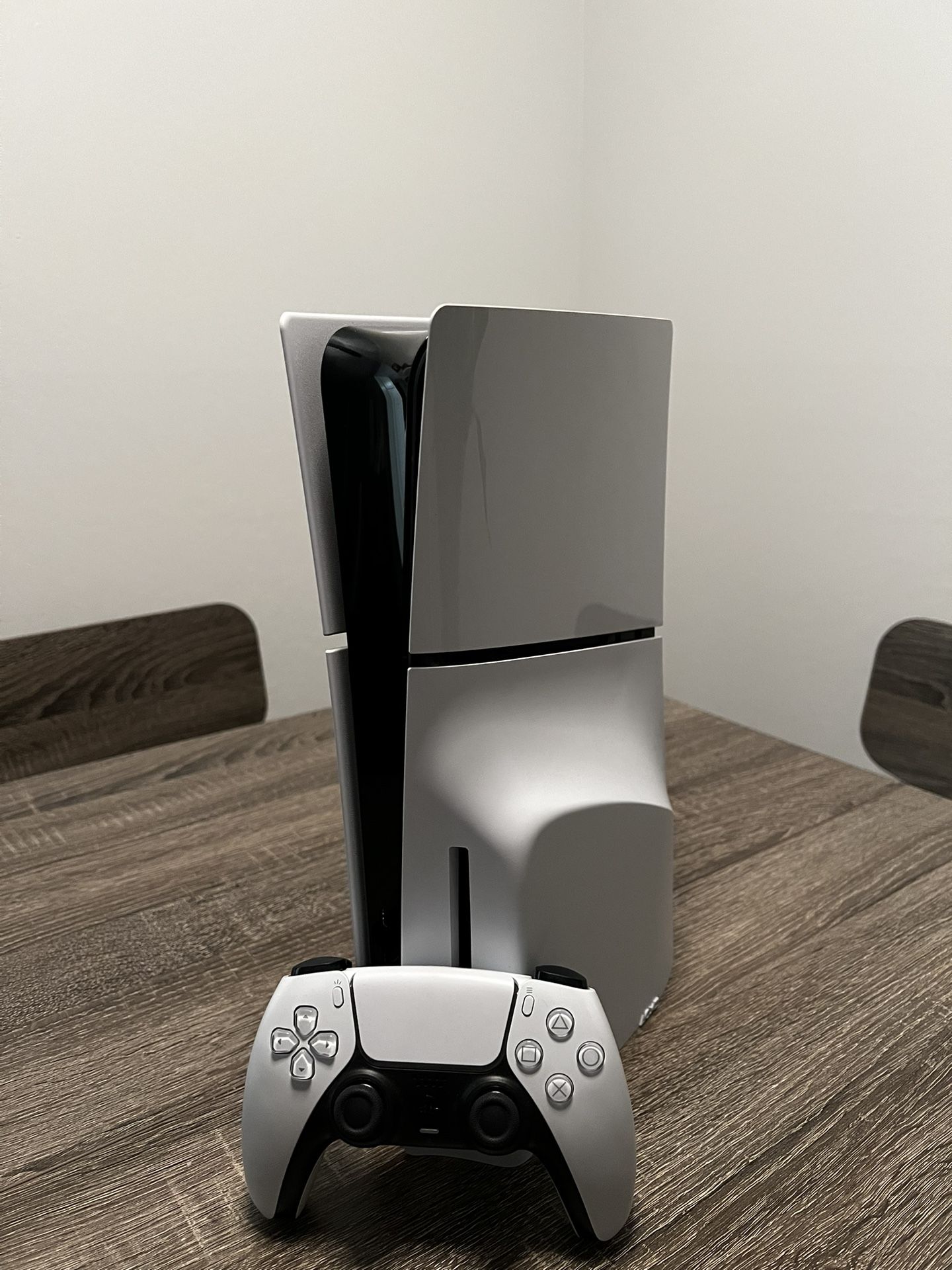 PS5 Slim 1Tb W/Controller & Plugging