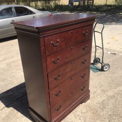 CHEST OF DRAWERS