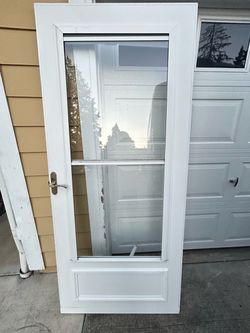 Storm Door with Reversible Hinge and Retractable Screen