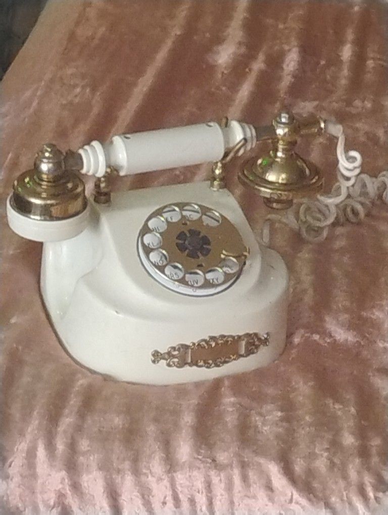 Beautiful Vintage/Antique Cruella DeVille Type Rotary Phone