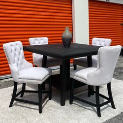 Comedor Alto con 4 elegantes sillas