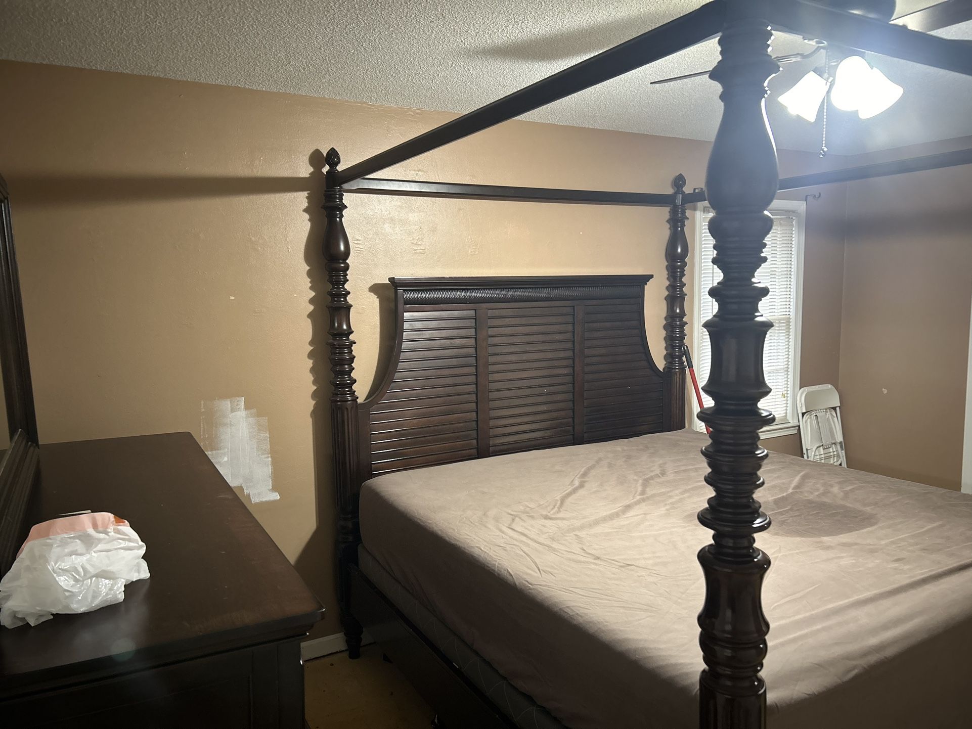 Bedroom Set Canopy Bed Dresser With Mirror