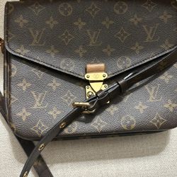 LV Pochette Métis 