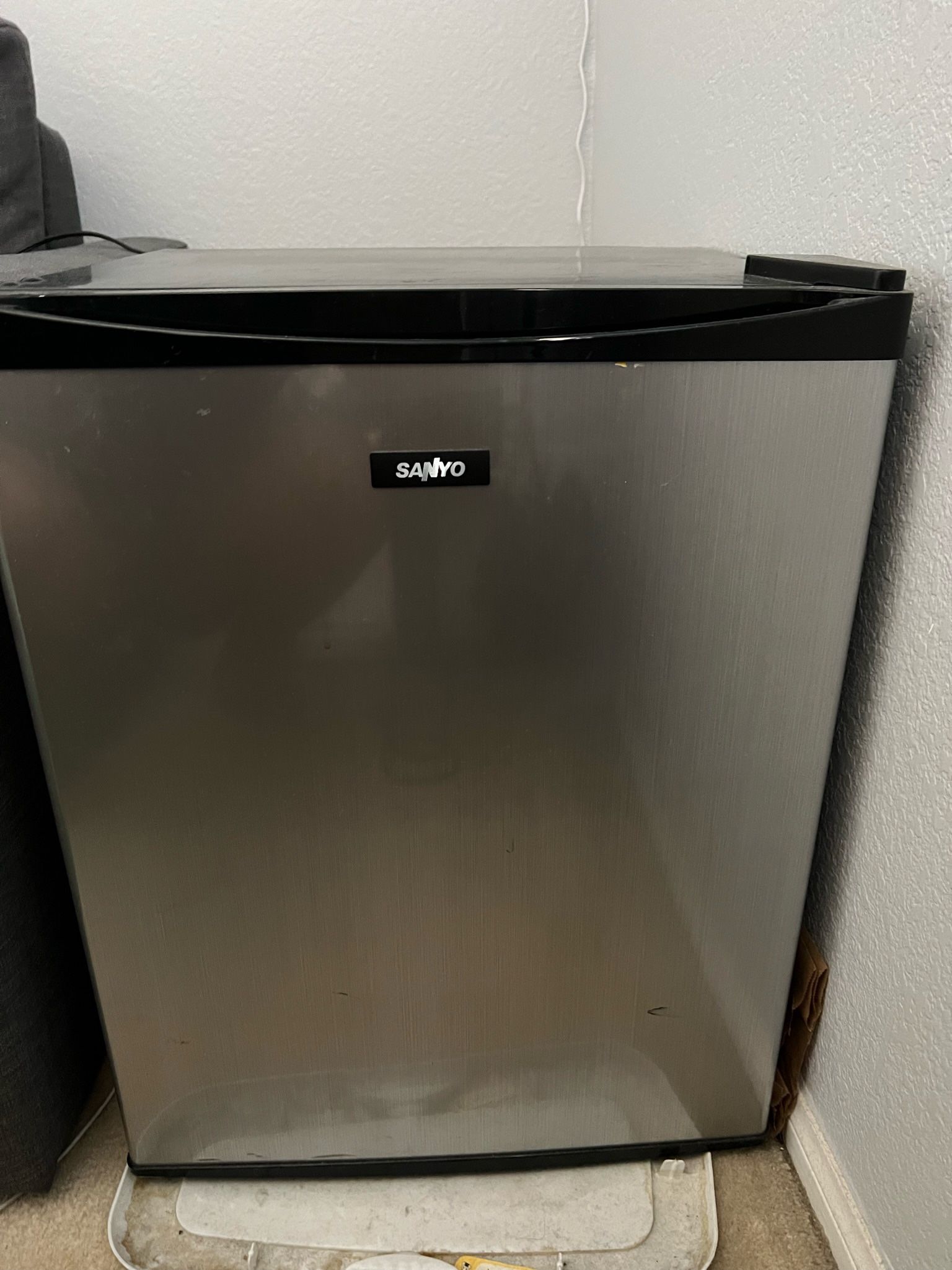 Sanyo 2.4 cu.ft. Mid Size Refrigerator Mini Cooler Black/Platinum SR-A2480M