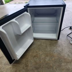Hisense 1.7 cu ft mini fridge