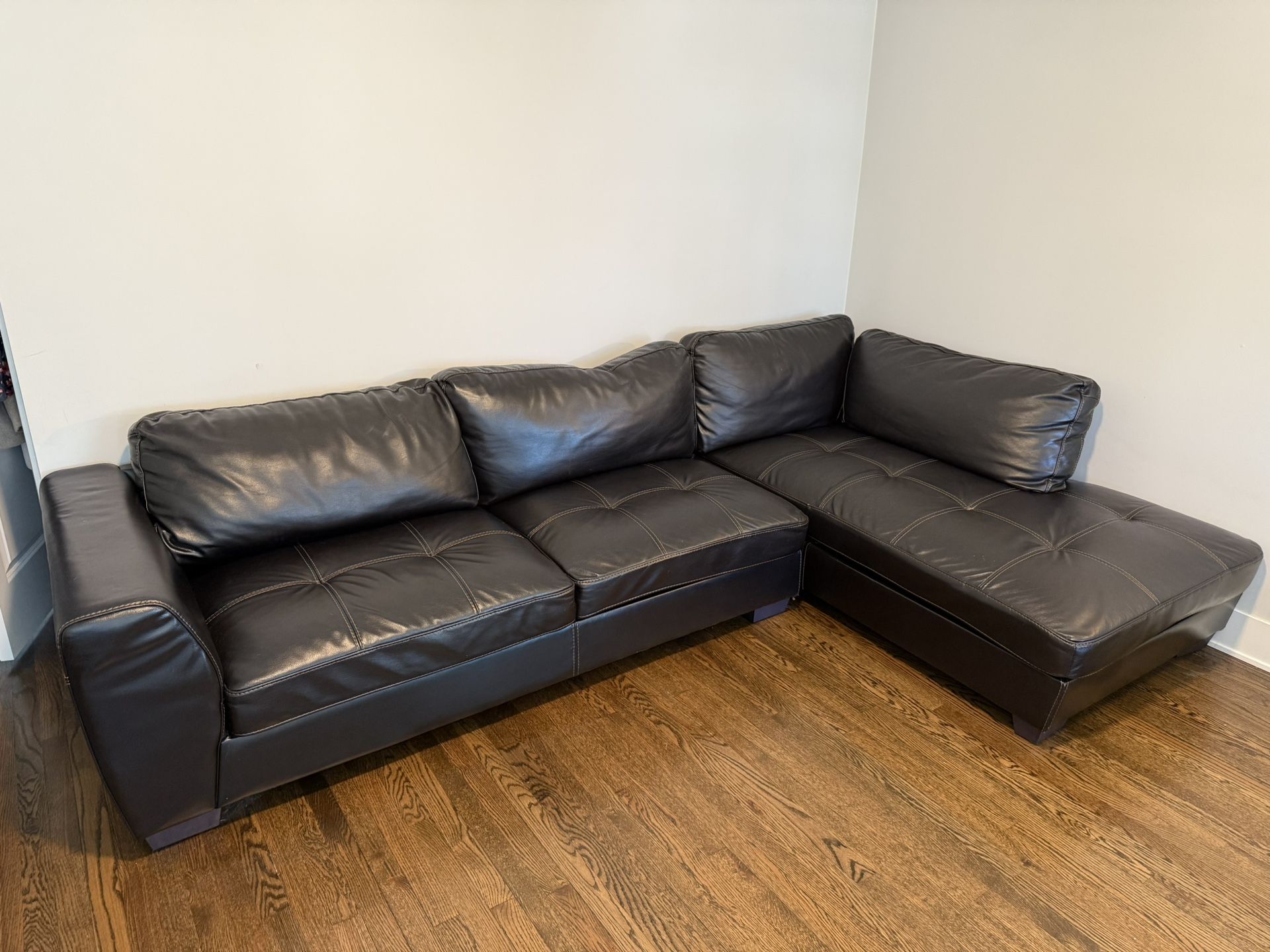Black Leather Sectional Sofa – Modern & Comfortable