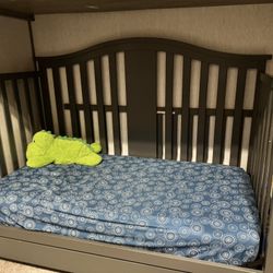 Crib / Toddler Bed 