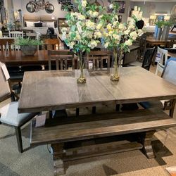 Wyndahl Rustic Brown Dining Room Set / Dining table and Chairs 